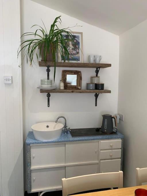 The Garage Getaway Apartment กลาสตันเบอรี ภายนอก รูปภาพ